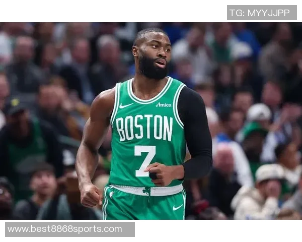 杰伦布朗首节表现抢眼6投3中斩获9分3篮板3助攻1抢断