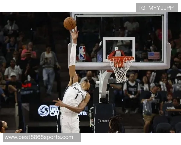 文班在16分钟内表现出色三投三中贡献9分10篮板7助攻3盖帽失误略多但依然完美